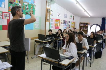 Un dels responsables de les proves PISA explica als alumnes d'una escola de Martorell el funcionament.