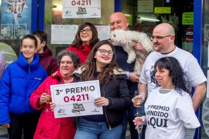 Integrants de l’Orfeó Mirandés ahir a l’administració número 4 de Miranda de Ebro.