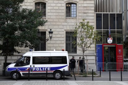 Quatre morts en un atac amb ganivet contra policies a París