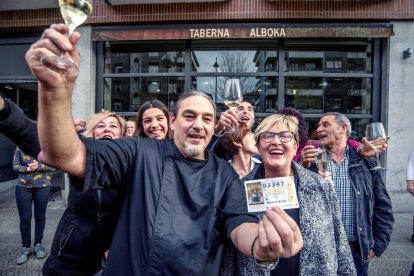 El dueño de la Taberna Alboka, Javier Zarandona, junto con la dueña de la administración que le vendió el número, Begoña Musatagi  ayer.