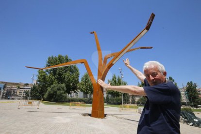 Rossell, davant de l'escultura 'Arbre Paer'.