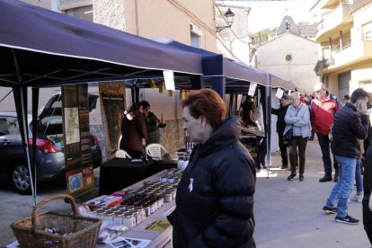 Una de las paradas que participaron ayer en la Fira de la Sal de Les Avellanes, en la Noguera.