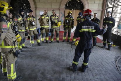 Los bomberos trabajaron ayer la simulación de situaciones extremas en Gardeny. 