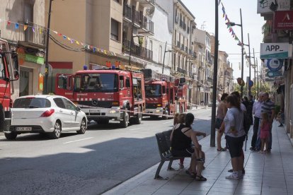 Alguns dels veïns desallotjats al carrer de Sant Pelegrí.