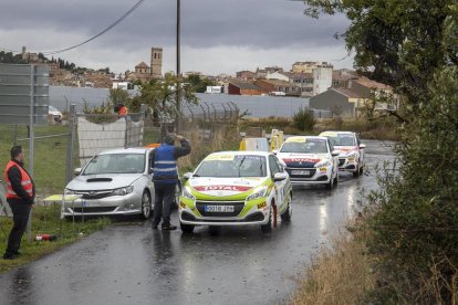 Alguns dels cotxes participants en la 26 edició del Ral·li Ciutat de Tàrrega.