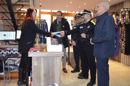 L'alcalde de Mollerussa, Marc Solsona, acompanyat del regidor de Seguretat Ciutadana, Ramon Teixidó; el sergent en cap de la Policia Local, Salva Tuxans, i el sergent Bruno Calero en un comerç de la ciutat.