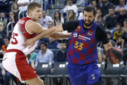 El azulgrana Mirotic inenta superar a Mockevicius, del Fuenlabrada.