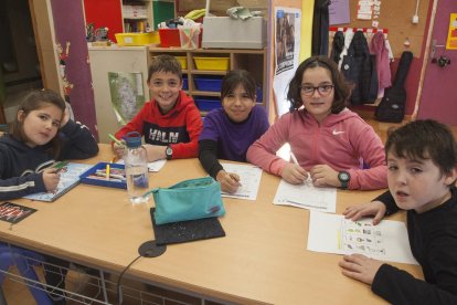 Foto de família dels catorze alumnes i de les mestres de l’escola de Peramola.