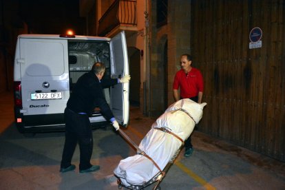 Moment de la retirada del cadàver del veí d’Artesa de Segre assassinat a casa seua avui fa un any.