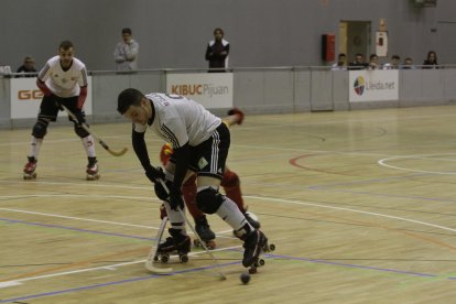 Matts Zilken, del Alpicat, pugnando por una bola.