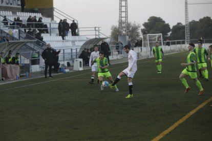 Un jugador del Borges Blanques controla el balón ante la presión rival.