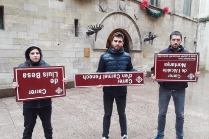 Arrenquen plaques de carrers vinculats al franquisme i les entreguen a la Paeria