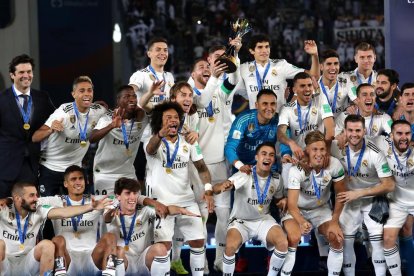 La plantilla del Real Madrid celebra el Mundial de Clubes conquistado ayer en Abu Dabi.