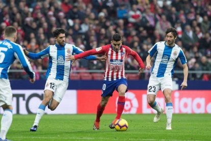 Ángel Correa conduce el balón entre Dídac Vilà y Granero, ayer en el Wanda Metropolitano.