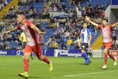 Joan Oriol es disposa a llançar un obús en una acció del partit.