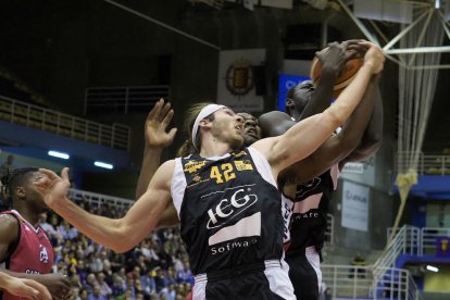 Stutz, que fue el mejor jugador del ICG Força Lleida ayer en Valladolid, lucha bajo los aros en una espectacular acción del partido.