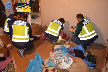 Vista de los agentes durante la operación policial. 