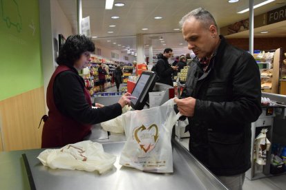 La campaña empezó ayer en los comercios de La Seu d’Urgell.