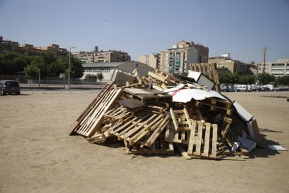 Preparatius per a una foguera a Cappont el 2021