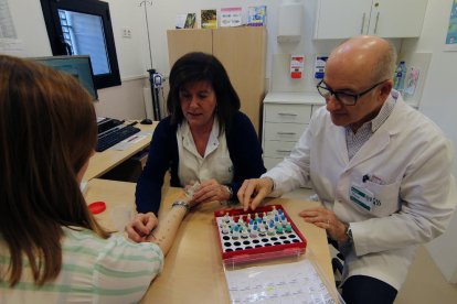 Una enfermera realiza las pruebas de alergia en el hospital Santa Maria.