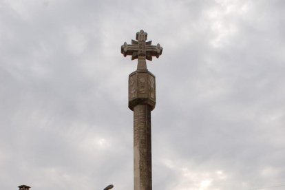 Imatge de la creu de terme de Benavent ja instal·lada.