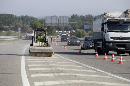 Cues a l’A-2 a Lleida per la pèrdua de grava que portava un camió