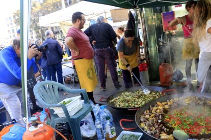 Els acampats van preparar ahir paelles per dinar.