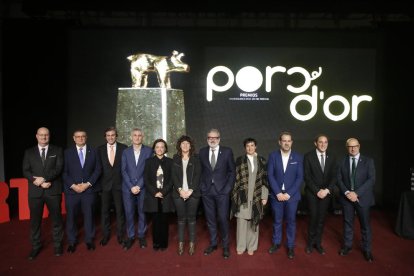 La consellera de Agricultura, Teresa Jordà (sexta por la dcha.), presidió ayer la entrega de los Porc d’Or. 