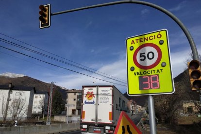 El panel luminoso en la travesía de la N-230 en Vilaller, donde se hacen obras de mejora.