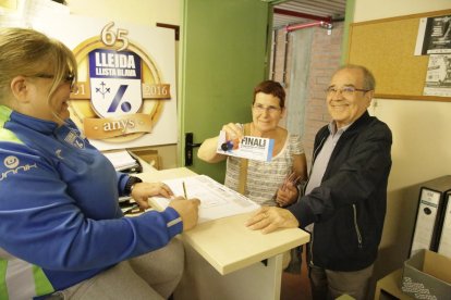 En la imagen, los aficionados que ayer adquirieron las primeras entradas para la Final Four.