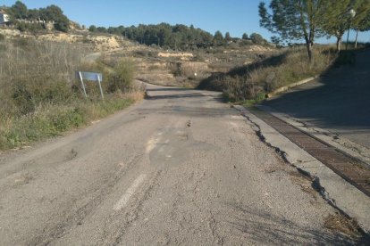 Els clots de la carretera d’accés a les pintures rupestres.