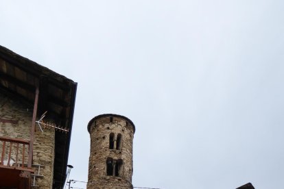 El campanar circular de l'església de Sant Martí d'Ars.