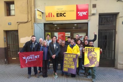 Cases (con abrigo amarillo), ayer ante la sede de ERC en Tremp.