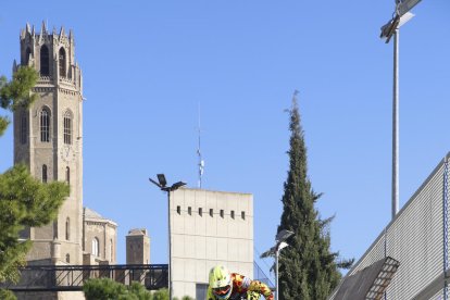 Un participante desciende durante el recorrido de la pasada edición con la Seu Vella al fondo.