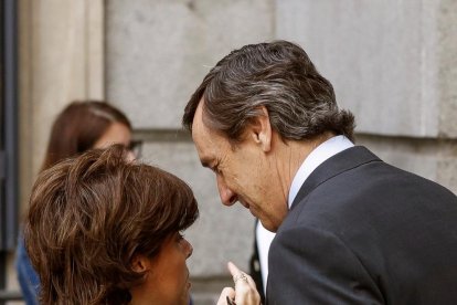 La vicepresidenta del Gobierno, Soraya Sáenz de Santamaría, conversa con el portavoz del PP en el Congreso, Rafael Hernando, a su salida del Pleno del Congreso