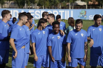 Fernando Cano abraça Josimar Quintero, amb Artiles a la dreta, tres dels nous jugadors.