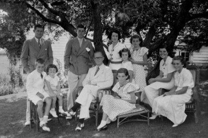 El clan Kennedy al completo, con el patriarca, Joseph Patrick, en el centro.