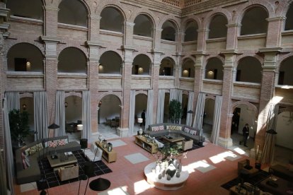 Vista del claustro del antiguo convento del Roser, que acoge la recepción, la sala de reuniones y la cafetería del nuevo hotel. 