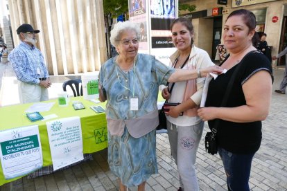 Imatge d'arxiu d'una taula de l'Afall en el Dia mundial de l'Alzheimer.