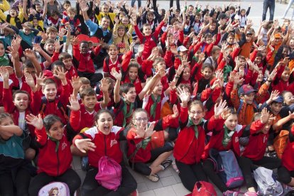 Cientos de estudiantes abrieron ayer la edición número 11 de la Fira de la Màgia al Carrer de Montgai. 