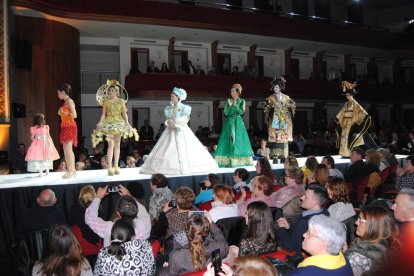 Desfilada dels models dels guanyadors de la passada edició.