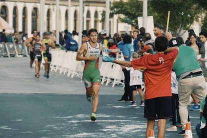 Roger Mirabet, el pasado fin de semana en el Estatal de A Coruña durante la carrera a pie y a la derecha en el tramo de ciclismo.