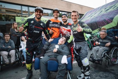 Acto solidario de mototerapia del Lleides Team con miembros de Aremi