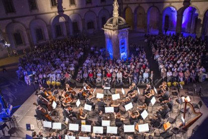 El concert va tenir lloc al pati de la Universitat.