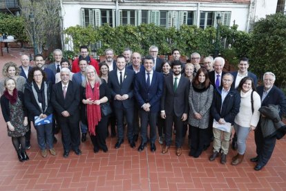 Carles Mas, tercero por la derecha en la primera fila, junto a los miembros de la junta de la FCN.