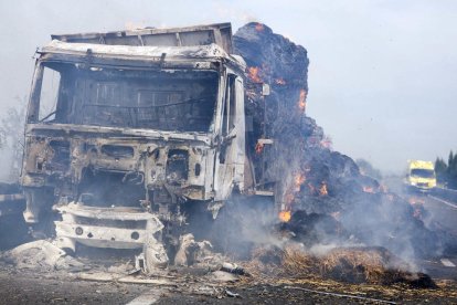 Estat en què ha quedat el camió incendiat a l'A-2 a Bellpuig.