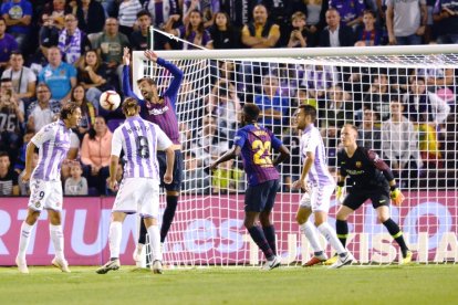 Leo Messi s’endú la pilota amb la mà durant el partit disputat a Valladolid.