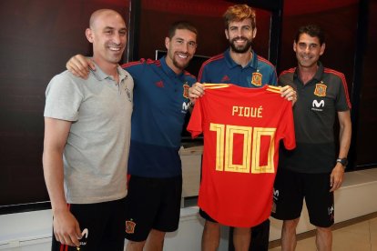 Rubiales, Ramos, Piqué i Hierro, ahir a l’acte d’homenatge al central català pels cent partits.