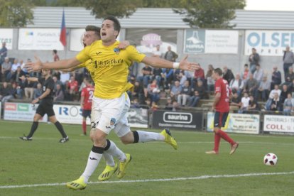 Juanto Ortuño celebra el gol que marcó en Olot y que le dio al Lleida la victoria.