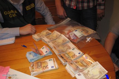 Vista del dinero en efectivo incautado a la organización criminal. 